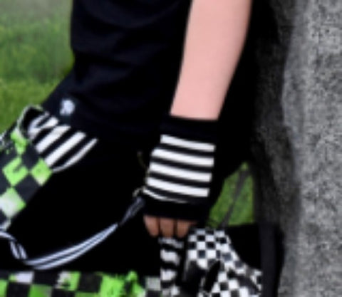 Striped gloves in black and white for kids Halloween Beetlejuice Burton Nightmare Wednesday fingerless